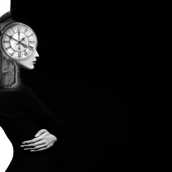 AdobeStock_114459790_Uhrenfrau